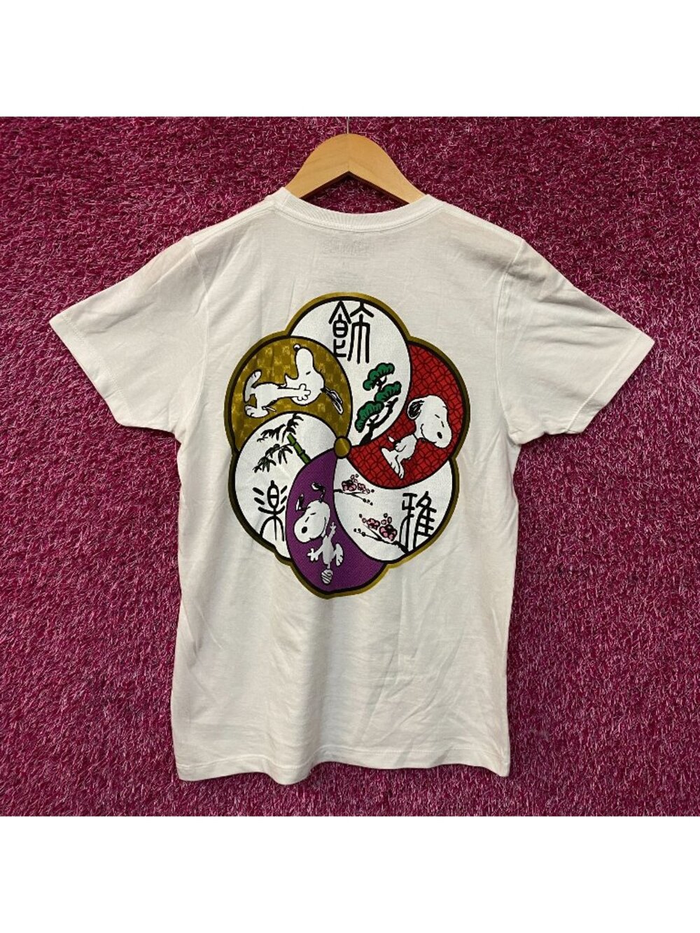 Snoopy Kanji Different Characteristics Women's Tshirt size Medium
